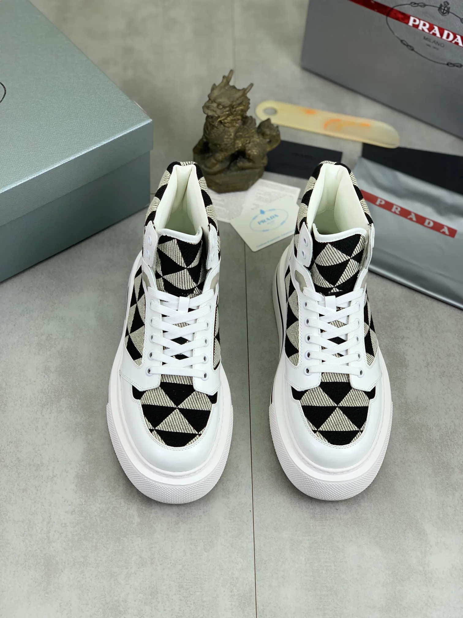 Men's shoes 💰P620 new model (high version) The new PRADA (Prada) high-top counter has launched the classic model at the same time. The new men's shoes and 😘fabrics are selected from the original imported calfskin. First layer of imported cowhide lining. The original version is awesome! 👍🏿Original open-molded non-slip PU outsole, with exquisite lines, simple and elegant, super comfortable and classy on foot, suitable for leisure travel. Code number:38-45